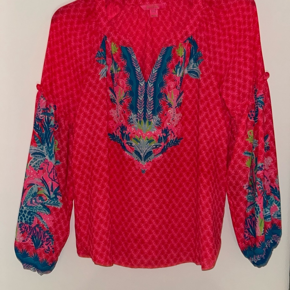 Lilly Pulitzer top. EUC no stains or pulls. Size Small. Runs a bit big.